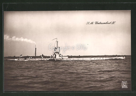 AK-U-Boot-U-4-in-Fahrt-Teil-der-Besatzung-an-Deck.jpg