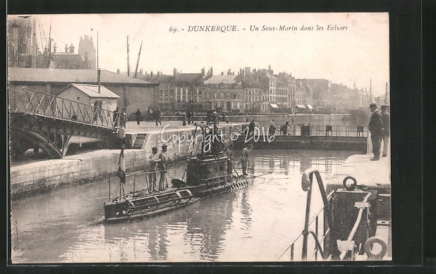 AK-Dunkerque-Un-Sous-Marin-dans-les-Ecluses-U-Boot.jpg