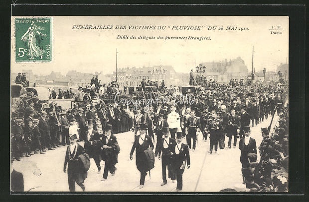 AK-Funerailles-des-Victimes-du-Plouviose-du-26-Mai-1910-Defile-des-delegues-des-puissances-etrangeres-U-Boot.jpg
