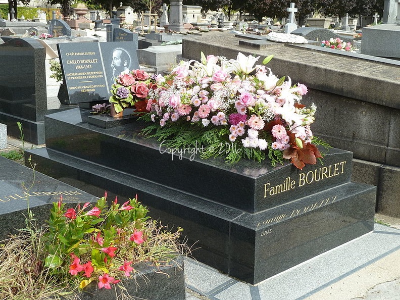 800px-Grave_of_Famille_Bourlet.jpeg