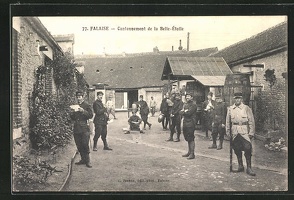 AK-Falaise-Cantonnement-de-la-Belle-etoile-Soldaten-an-der-Kaserne
