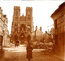 a3 cathedrale de Reims apres un bombardement