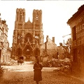 a3 cathedrale de Reims apres un bombardement