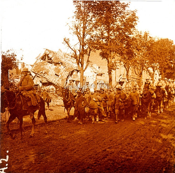 prisonniers Allemands a St Quentin - 1918.jpg