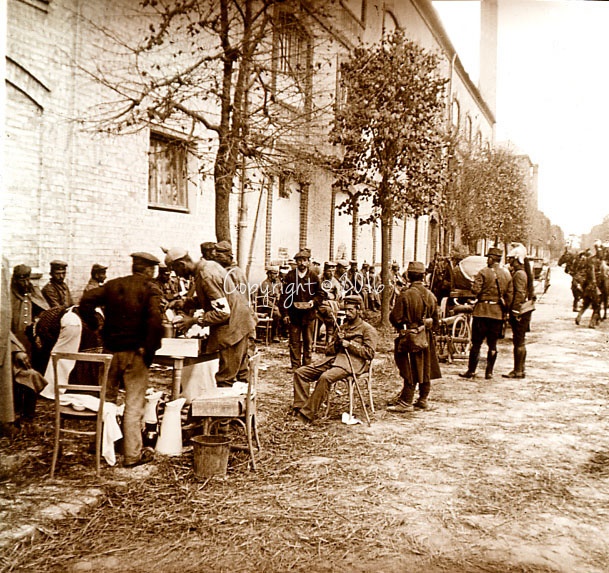soins aux blesses - village dans la Marne 1914.jpg
